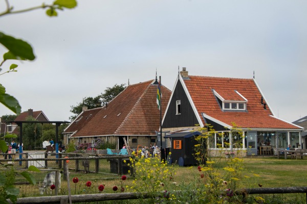 Het Hooivak buitenaanzicht kinderboerderij Hallo Terschelling