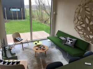 chalet florizand eethoek met uitzicht op tuin - Hallo Terschelling