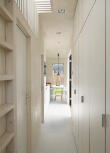 chalet tante alie eethoekhal en doorkijk naar eethoek - Hallo Terschelling