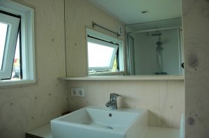 chalet wadzand terschelling doorkijk badkamer- Hallo Terschelling