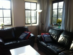 vakantieboerderijtje Gele Lis zithoek banken- Hallo Terschelling