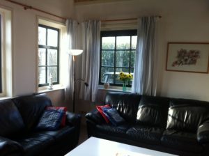 vakantieboerderijtje Gele Lis zithoek banken 2- Hallo Terschelling