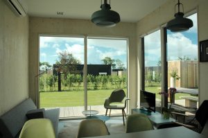 chalet wadzand terschelling woonkamer uitzicht op tuin - Hallo Terschelling