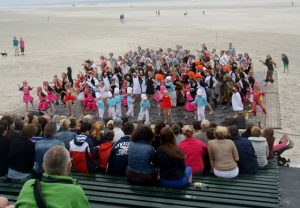 dansvoorstelling dansstudio terschelling strand publiek - Hallo Terschelling