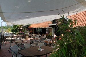 gezellig terras bij de rustende jager Hallo Terschelling