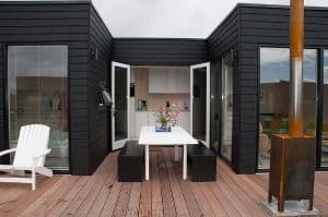 Noardewyn-chalet-buitenaazicht-terras-HalloTerschelling