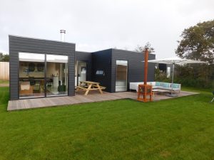 Buitenaanzicht-terras-chalet-mameloe-Hallo-Terschelling