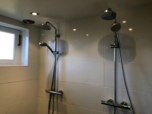 Badkamer douches familiehuis boerderij roodkapje - Hallo Terschelling