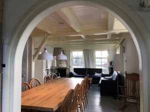 Doorkijk vanuit keuken naar woonkamer familiehuis Roodkapje - Hallo Terschelling