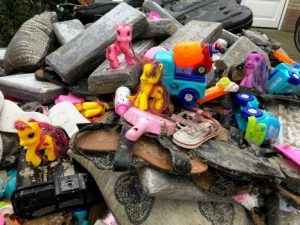 Strandjutten op Terschelling - speelgoed aangespoeld - Hallo Terschelling