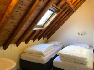 slaapkamer 1 boven familiehuis familieboerderij roodkapje - hallo Terschelling