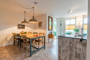 keuken met zicht buiten eettafel Familiehuis 't Geitenplak - Hallo Terschelling