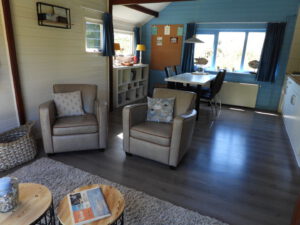 Indeling zitkamer en keuken in huisje de Akker - Hallo Terschelling