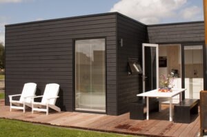 chalet-Noardewyn-openslaande deuren-naar-keuken- Hallo Terschelling