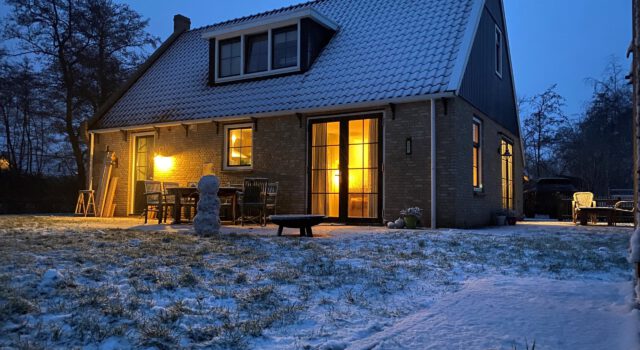 Bokkedoorn Buitenaanzicht winter sneeuw vakantiehuis Bokkedoorn – Hallo Terschelling – halloterschelling.nl
