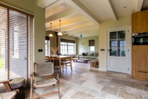 Doorkijk keuken naar woonkamer vakantiehuis Jansveld - Hallo Terschelling