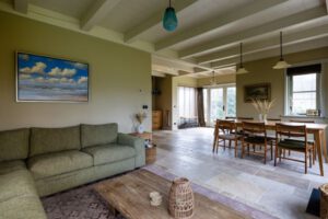 Doorkijk woonkamer naar keuken vakantiehuis Jansveld Formerum - Hallo Terschelling