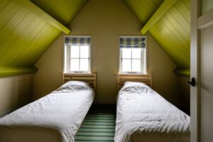 Slaapkamer met twee keer 1 persoonsbedden vakantiehuis Jansveld Formerum - Hallo Terschelling