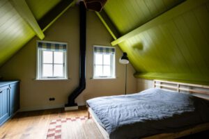 Slaapkamer met twee persoonsbed vakantiehuis Jansveld Formerum - Hallo Terschelling