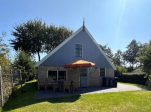 Roodkapje vakantieboerderij achterkant boerderij en terras Terschelling - Hallo Terschelling