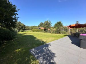 Roodkapje vakantieboerderij tuin grasveldTerschelling - Hallo Terschelling