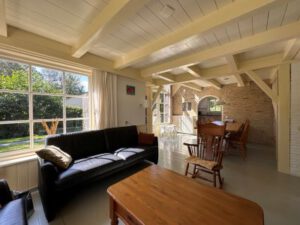 Roodkapje vakantieboerderij woonkamr doorkijk naar keuken Terschelling - Hallo Terschelling