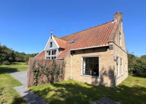 Roodkapje vakantieboerderij zijaanzicht opritkant Terschelling - Hallo Terschelling