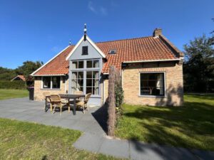 Roodkapje vakantieboerderij zijaanzicht terras Terschelling - Hallo Terschelling