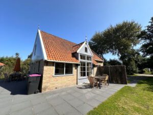 Roodkapje vakantieboerderij zijaanzicht terras westkant Terschelling - Hallo Terschelling