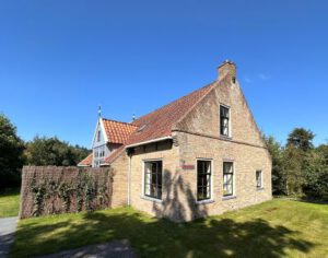 Roodkapje vooraanzicht boerderij - Hallo Terschelling