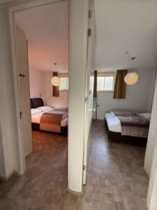 Slaapkamer 1 en 2 naast elkaar gelegen 't Veilige Nest - Vakantiehuis op Terschelling _ Hallo Terschelling