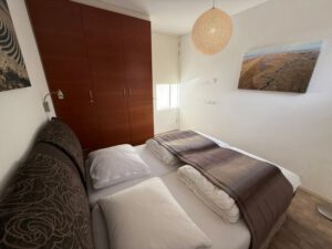 Slaapkamer 1 met raam en kast 't Veilige Nest - Vakantiehuis op Terschelling _ Hallo Terschelling