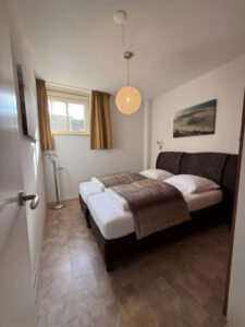 Slaapkamer 1 met raam 't Veilige Nest - Vakantiehuis op Terschelling _ Hallo Terschelling
