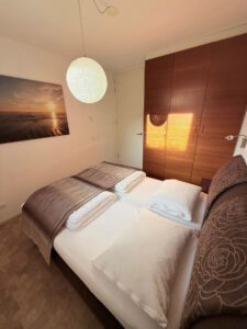 Slaapkamer 2 met raam en kast 't Veilige Nest - Vakantiehuis op Terschelling _ Hallo Terschelling