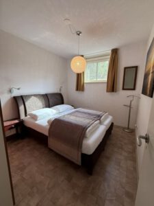 Slaapkamer 2 met raam 't Veilige Nest - Vakantiehuis op Terschelling _ Hallo Terschelling