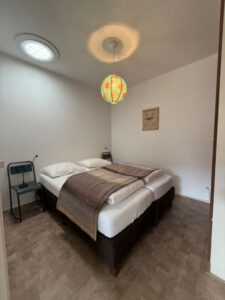 Slaapkamer 3 met lichtkoker zonder raam 't Veilige Nest - Vakantiehuis op Terschelling _ Hallo Terschelling