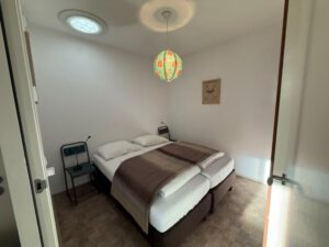 Slaapkamer 3 zonder raam met lichtkoker 't Veilige Nest - Vakantiehuis op Terschelling _ Hallo Terschelling