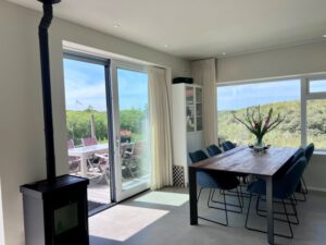 Vakantiehuis Geluksplak op Terschelling eethoek uitkijk naar terras - Vakantiehuis huren op Terschelling - Hallo Terschelling