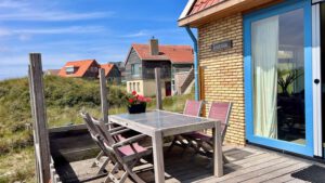Vakantiehuis Geluksplak op Terschelling terras aansluitend aan eethoek - Vakantiehuis huren op Terschelling - Hallo Terschelling
