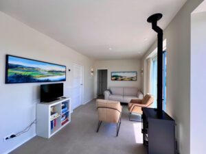 Vakantiehuis Geluksplak op Terschelling woon zitkamer met pelletkachel - Vakantiehuis huren op Terschelling - Hallo Terschelling