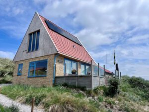 Vakantiehuis Geluksplak op Terschelling zij aanzicht voorkant - Vakantiehuis huren op Terschelling - Hallo Terschelling
