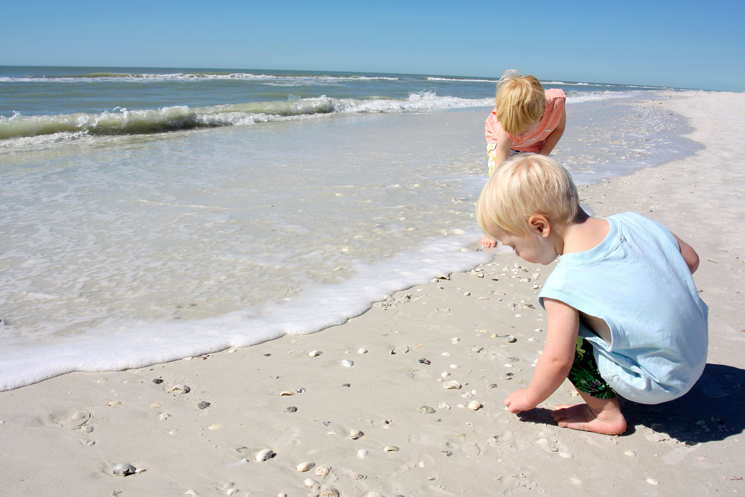 Schelpen-zoeken-op-het-strand-activiteiten-met-kinderen