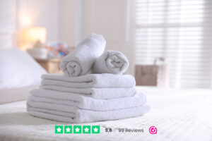 Zachte handdoeken netjes opgevouwen in een vakantiehuis op Terschelling