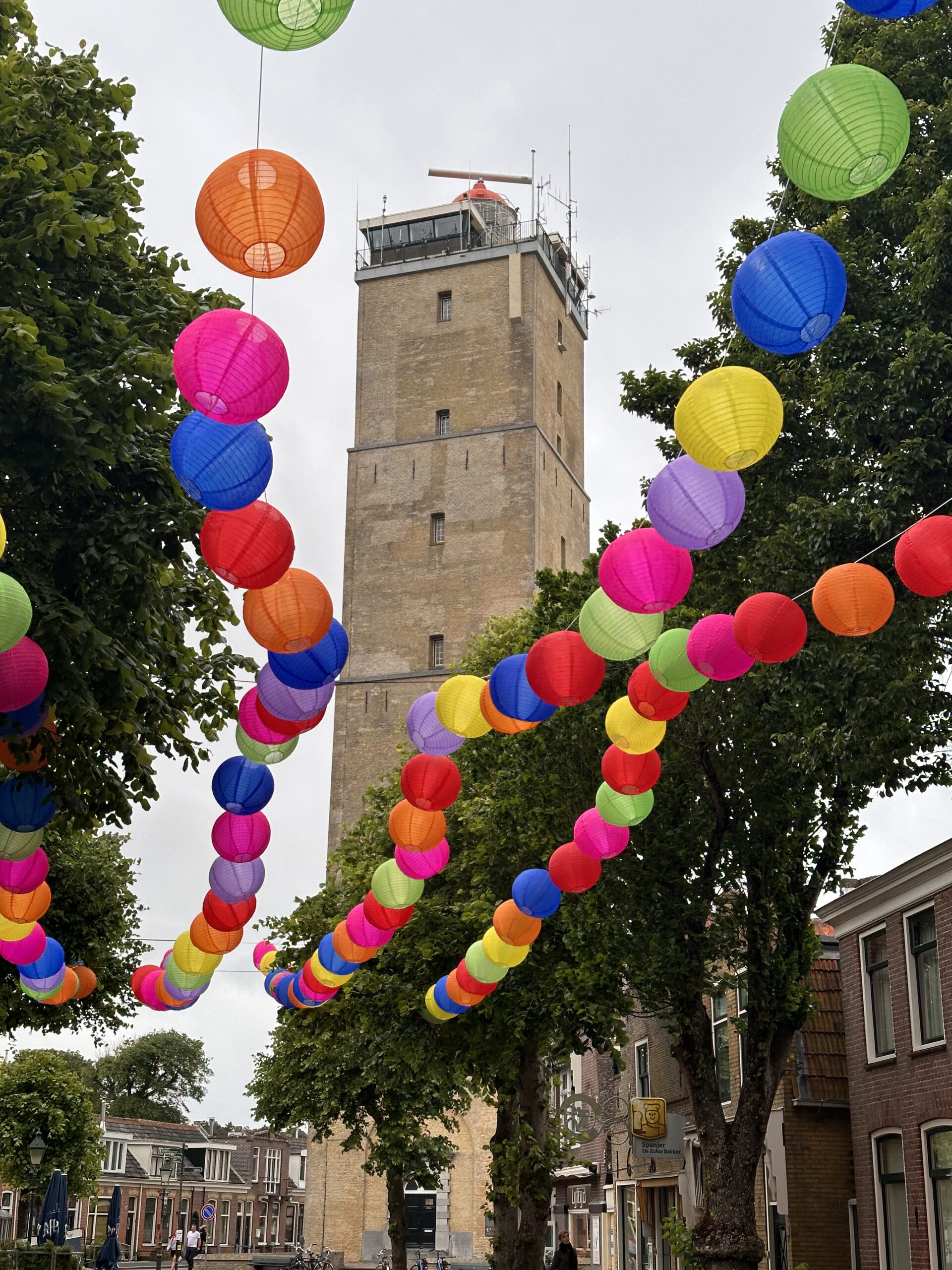 De Torenstraat in West-Terschelling met de Brandaris